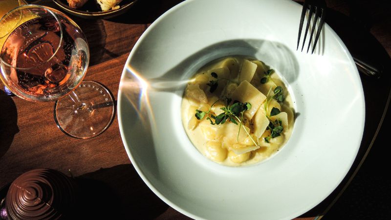 Assiette avec verre de vin Maison Bréguet Paris